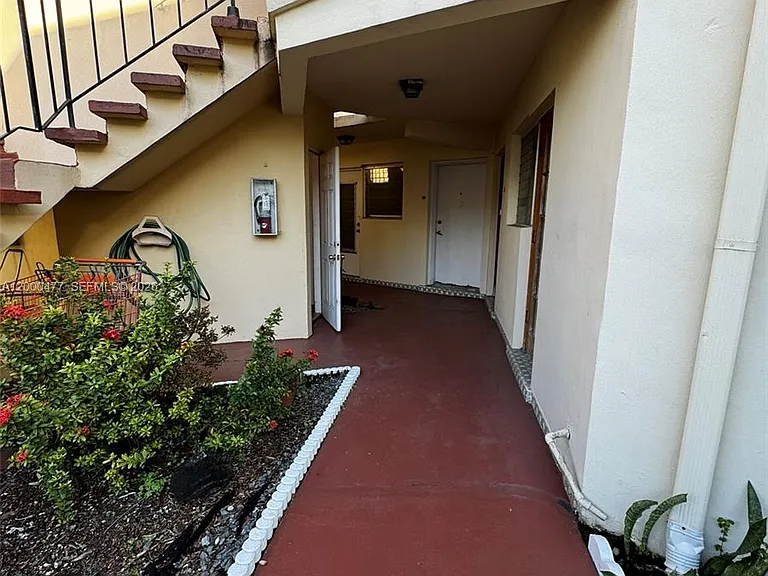 1601 NE Miami Gardens Dr #103 — Photo 3