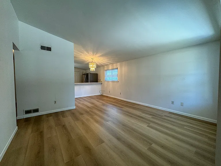1202 E Maxlow Ave — Photo 5