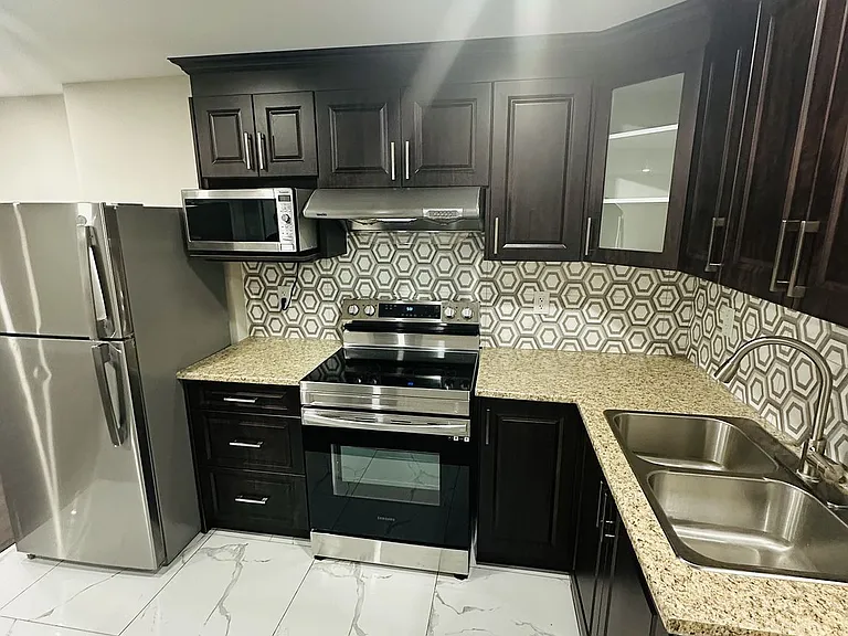 305 Sedgewood St — Photo 7