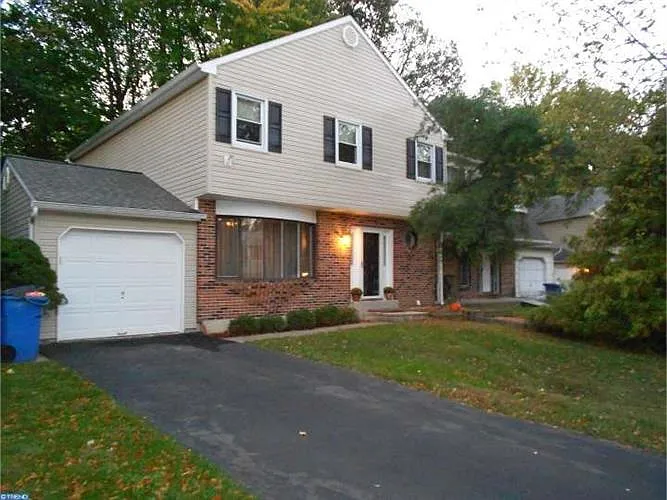 1273 Wilton Cres photo 1
