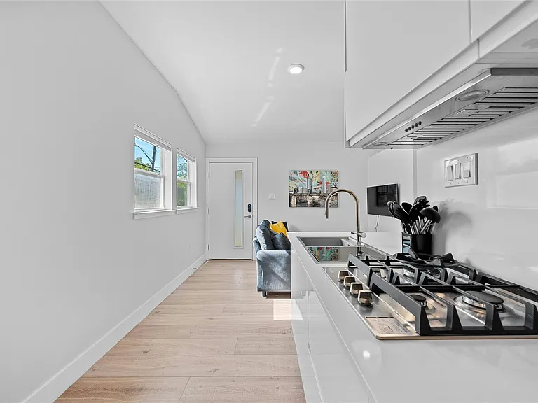 2201 Leon St #D — Photo 13
