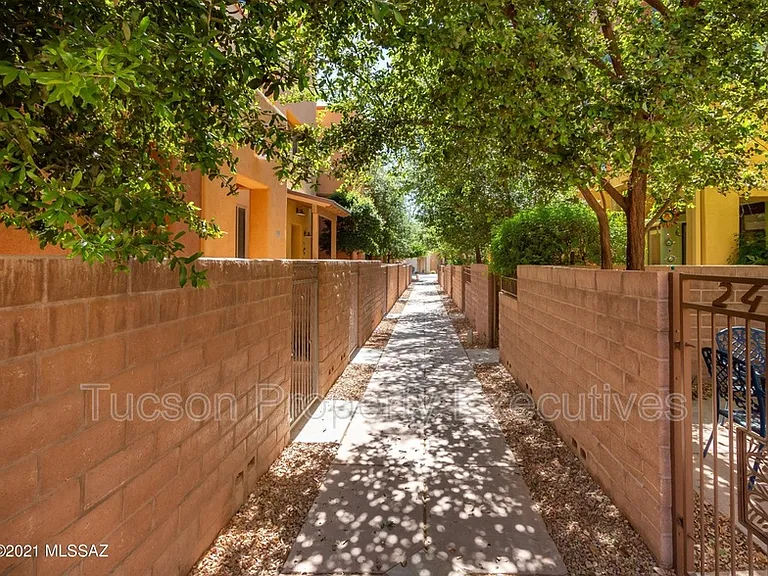 2442 E Emerald Moon Dr #1 — Photo 34