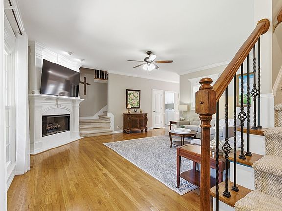 5th image of 808 Peconic Pl