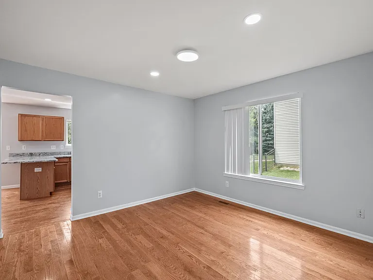 1254 Hartland St — Photo 4