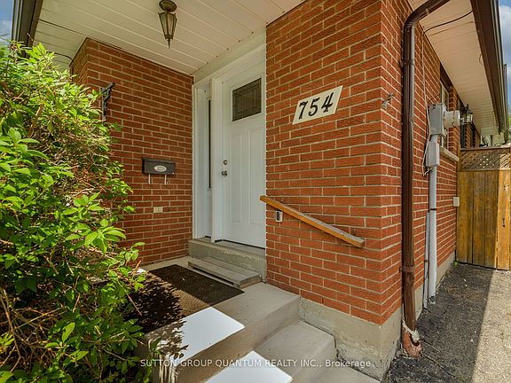 4th image of 754 Eaglemount Cres