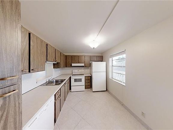 4th image of 101 SE 3rd Ave APT 301