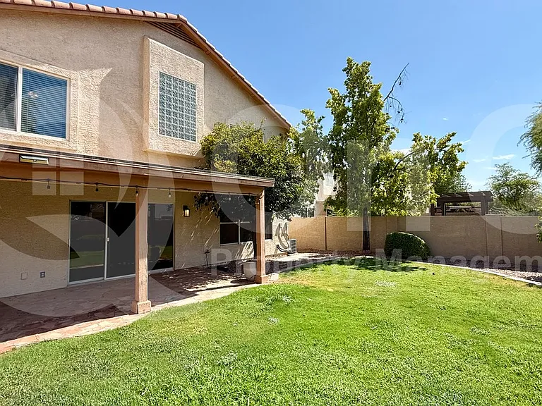 1481 E Cheyenne St — Photo 3
