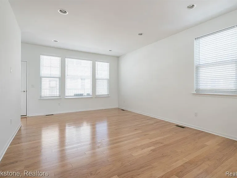 512 Midland Blvd — Photo 4