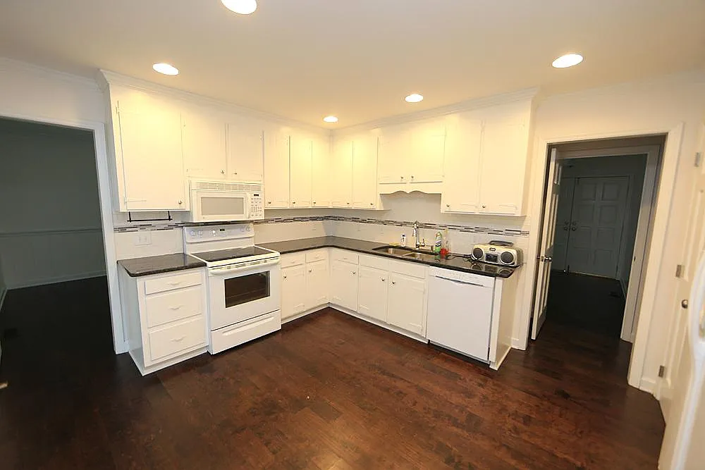 3 bed, 2000 sqft, $2,800 — Photo 2