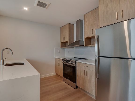 4th image of 1024 Manhattan Ave #Penthouse 701