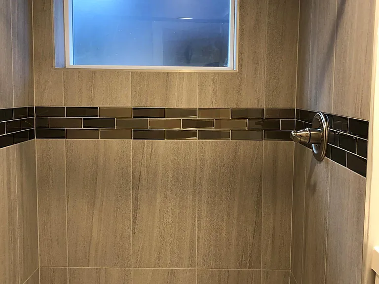 Apartment H Bathroom