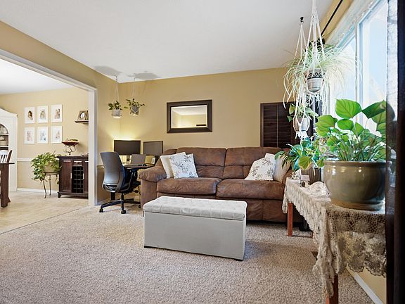 5th image of 1015 Primrose Ln