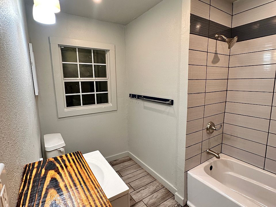 1st image of 833 Woodland Dr