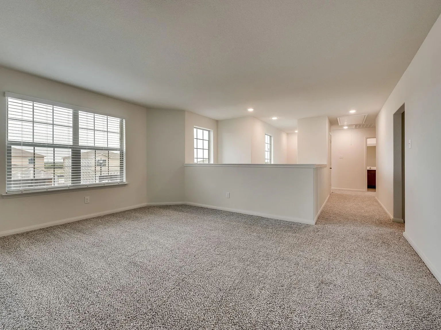 4 bed, 2588 sqft, $2,550 — Photo 4
