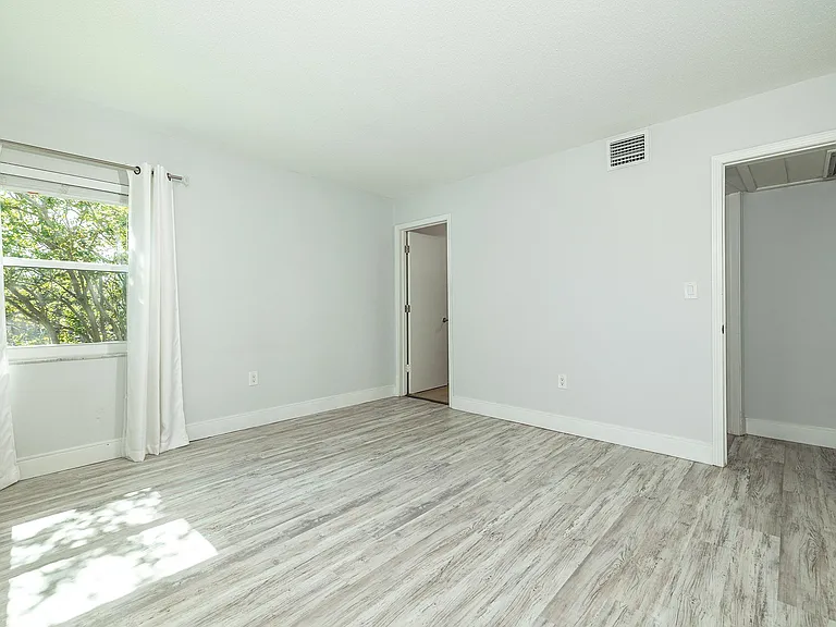 6950 Avenue Des Palais #2A — Photo 11
