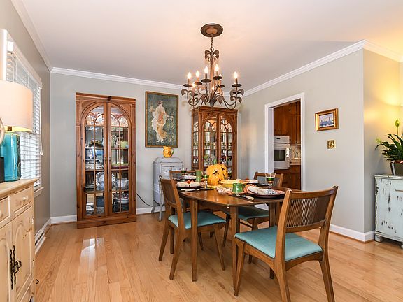 2nd image of 2204 Villa Dr