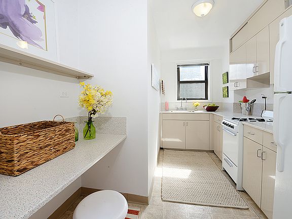 3rd image of 201 W 21st St APT 10F