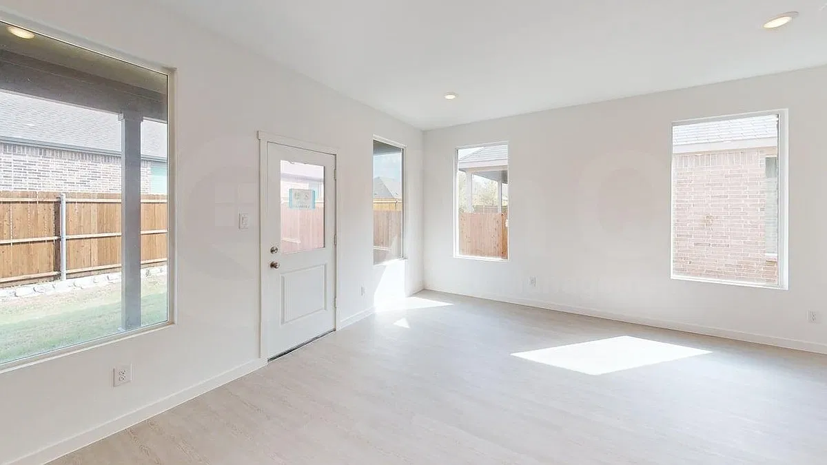 4 bed, 3.0 bath, 2600 sqft, $2,450 — Photo 3