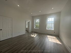 82 King St W