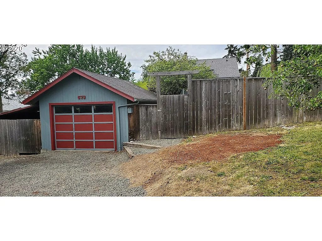 679 W 27th Ave photo 1