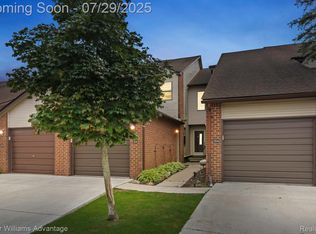 6660 Ridgefield Cir APT 104, West Bloomfield, MI 48322