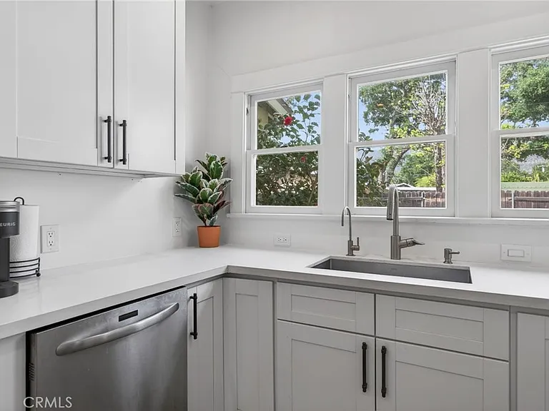 223 N Padre Juan Ave — Photo 18