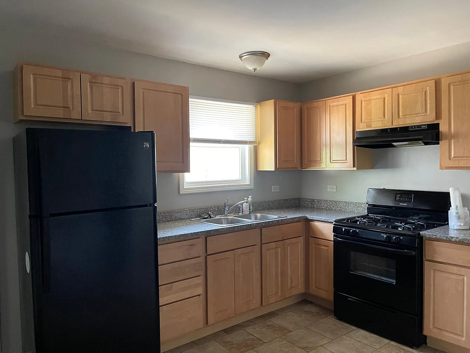3 bed, 1100 sqft, $2,300 — Photo 3