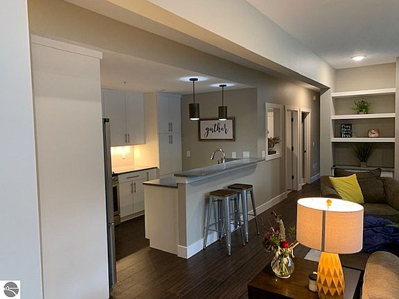 5th image of 825 W Seventh St APT 312