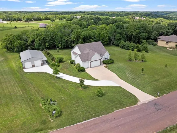 17311 Blue Moon Ln, Tonganoxie, KS 66086