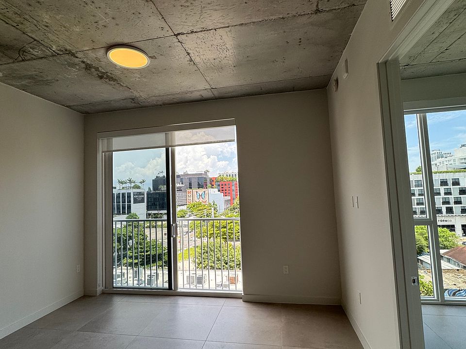 FLOOR TO CEILING WINDOW