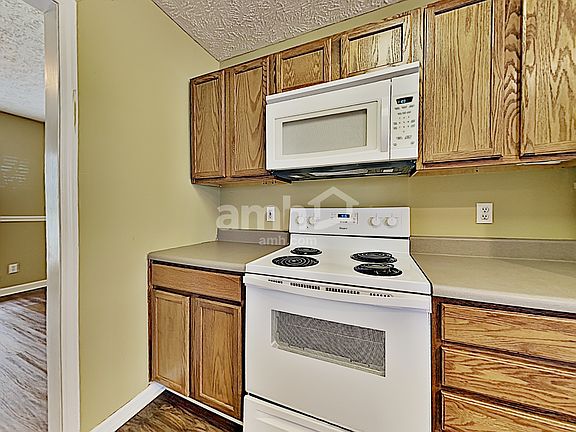 3rd image of 1423 Newbury Ln