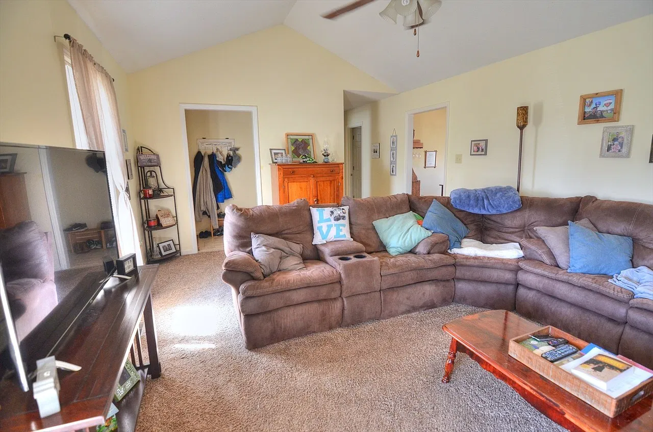 Available Dec 11th - Lovely 3 Bedroom Ranch With Large Fenced Yard! — Photo 4