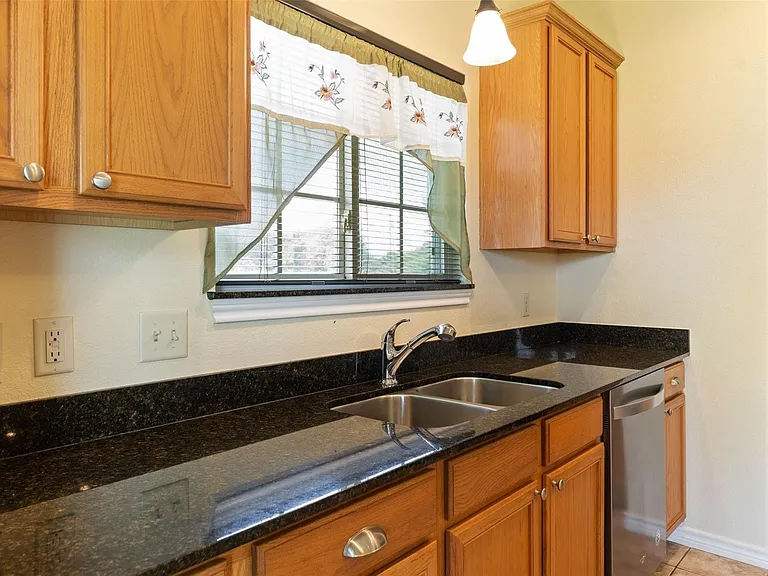 304 Port Dr — Photo 8