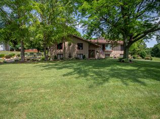 W246S6890 Maple Hill Dr, Waukesha, WI 53189