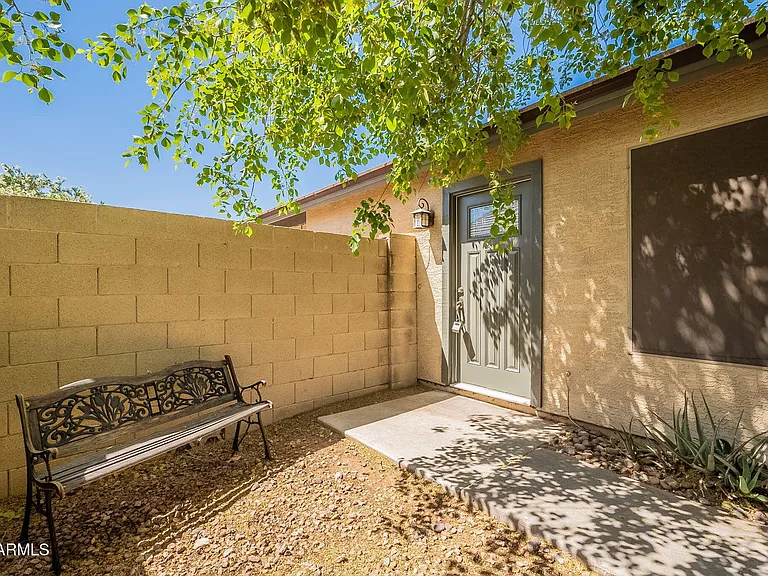 491 E Devon Dr — Photo 3