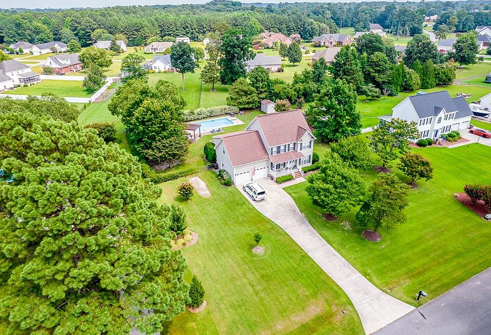 1st image of 215 Lane Tree Dr