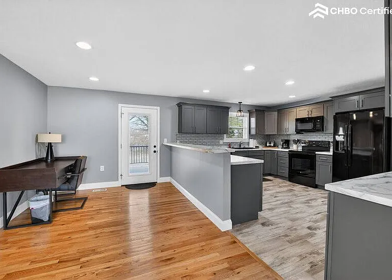 2136 Collins St — Photo 14