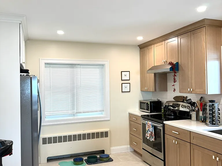 77 Lynn Shore Dr #1 — Photo 9