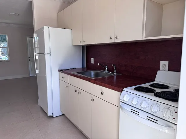 1385 NW 24th St #4 — Photo 8