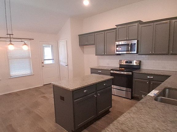 5th image of 414 Stuart Ln