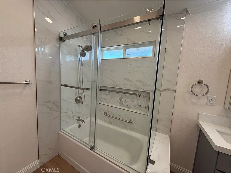 5621 Kenwood Ave — Photo 11