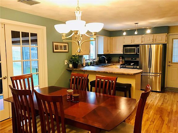 3rd image of 18 Forest Hill Dr
