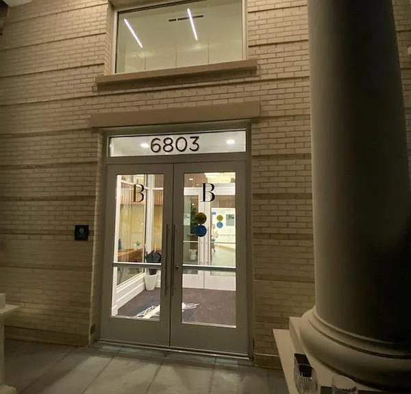 6803 Cameron #Penthouse 3 — Photo 2