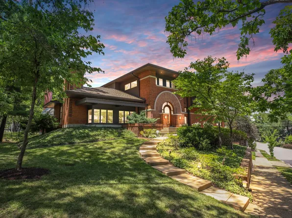 8191 Stratford Dr, Saint Louis, MO 63105