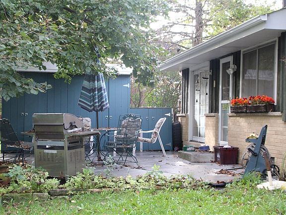 5th image of 901 E Zinnia Ln