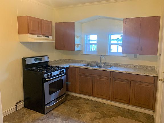 5th image of 713 Vander Ave