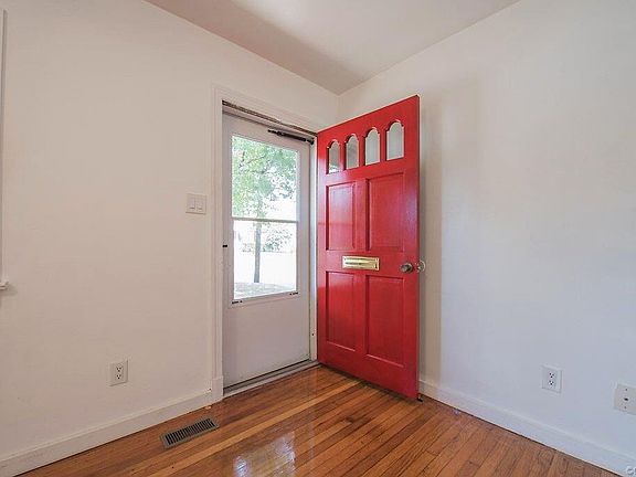 5th image of 20 Eastlake Dr