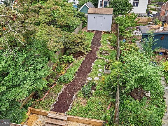 3rd image of 616 W Naomi St