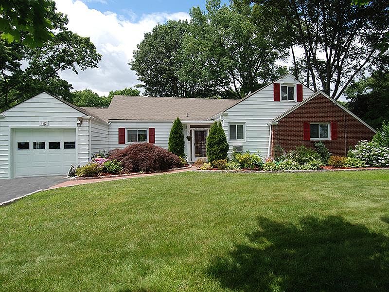 This Cheerful Home Sits on A .320 Acre of Beautifu