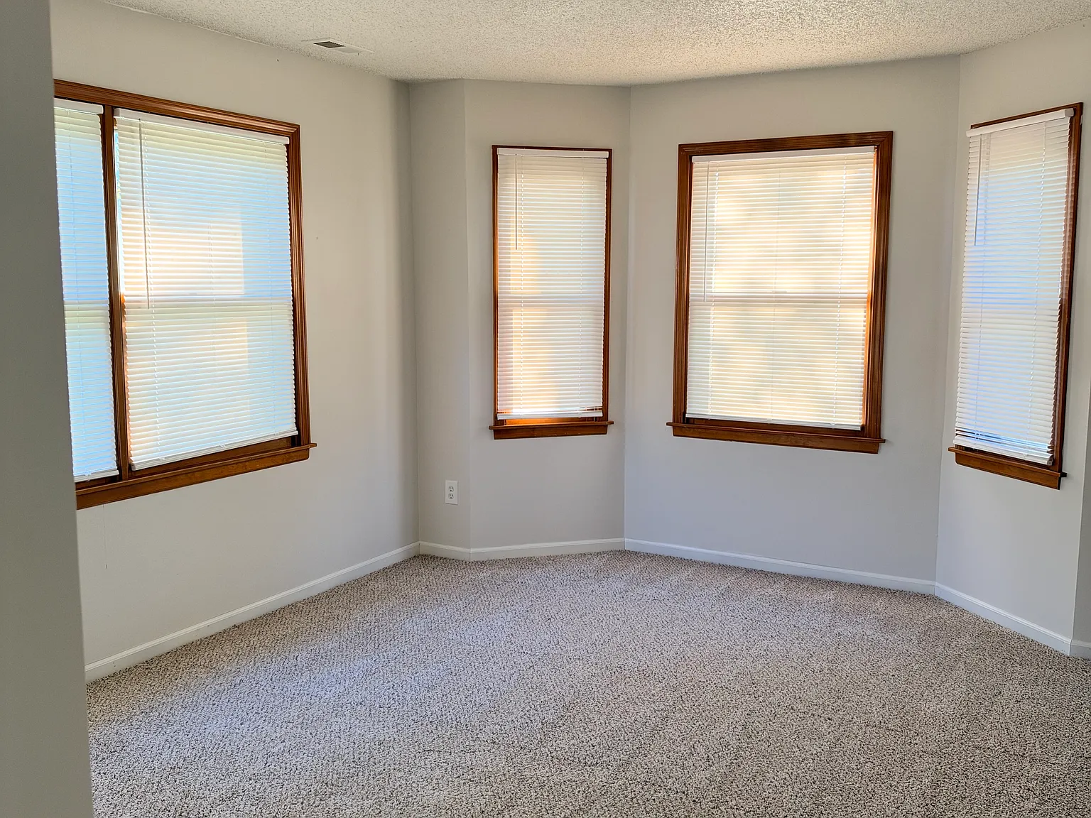 3 bed, 2.5 bath, 1400 sqft, $1,725 — Photo 4